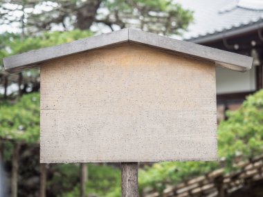 Tahta levha Japon stili. Bahçede mesaj için kopyalama alanı var.