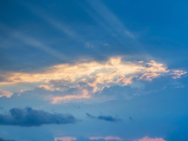 Işığı mavi gökyüzü ile gün batımında güzel bulut