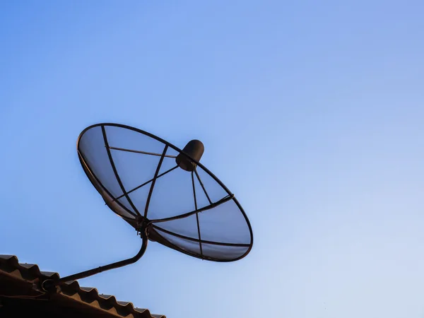 Uydu çanağı için dijital televizyon sinyal çatıda ot h