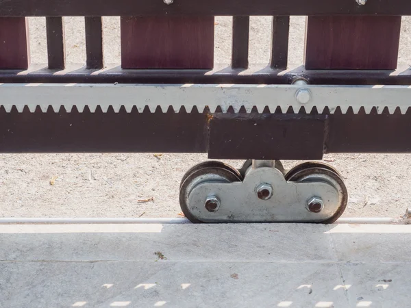 Ocelové kolo automatické snímku dům brány — Stock fotografie