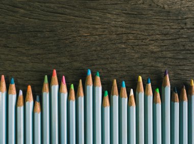 Renkli kalemler ahşap masa üzerinde düzenlemek