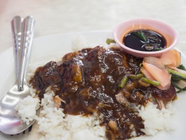 Yakın çekim pilav kızarmış ördek ile