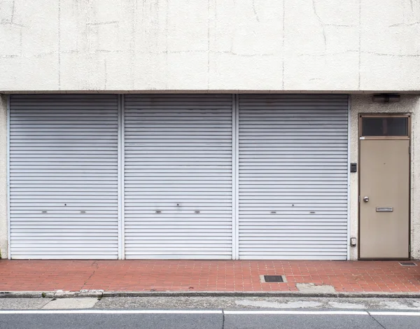 Cancello avvolgibile di fronte a un negozio — Foto Stock