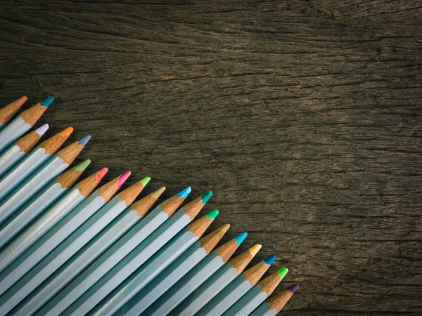 Renkli kalemler kopya alanı ile ahşap masa üzerinde düzenlemek — Stok fotoğraf