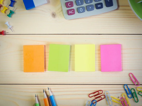 Renkli yapışkan not defteri ve ahşap masa üzerinde Kırtasiye — Stok fotoğraf