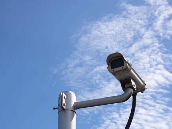 Beveiliging bewakingscamera of Cctv op blauwe hemelachtergrond — Stockfoto
