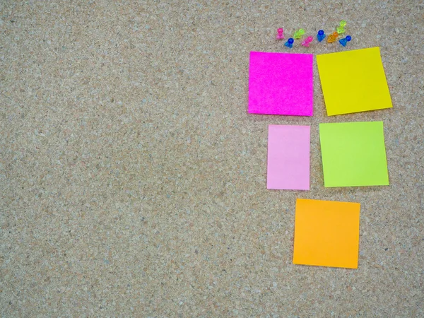 Group of thumbtacks pinned and paper note on cork board — Stock Photo, Image