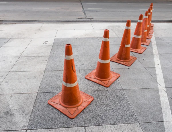 Cone de tráfego no chão de tijolo — Fotografia de Stock