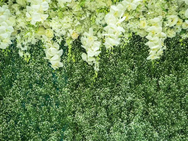 Квіти на тлі весільної церемонії — стокове фото