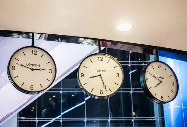 3 다른 국제 매달려 벽 시계, 런던, 도쿄, — 스톡 사진