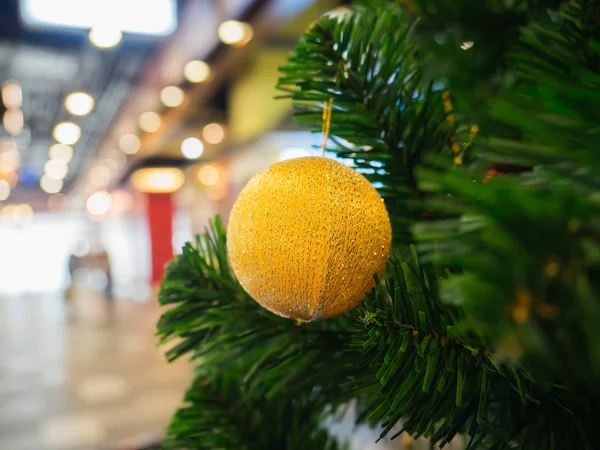 黄色的圣诞球，圣诞树，选择性焦点上 — 图库照片