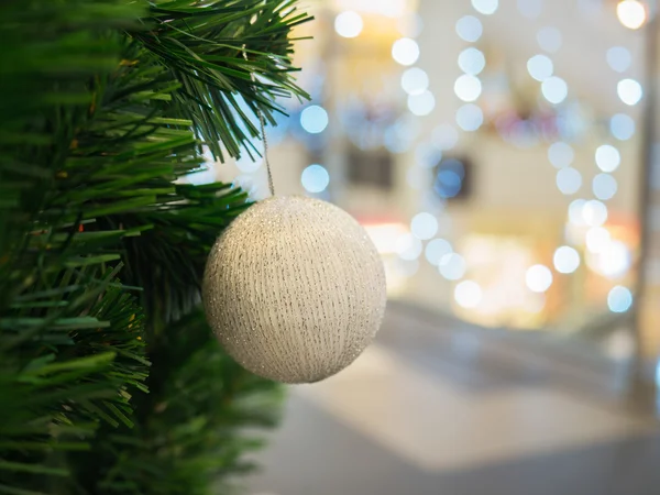 Λευκά Χριστούγεννα μπάλα για το χριστουγεννιάτικο δέντρο, επιλεκτική εστίαση — Φωτογραφία Αρχείου