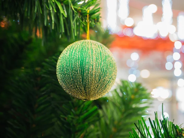 Πράσινη Χριστουγεννιάτικη μπάλα για το χριστουγεννιάτικο δέντρο, επιλεκτική εστίαση — Φωτογραφία Αρχείου
