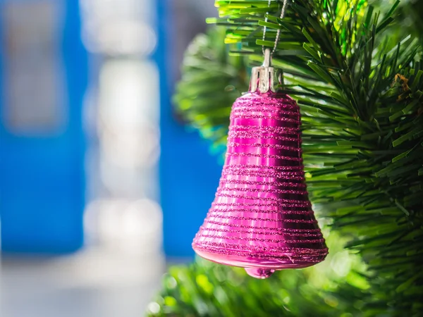 粉色摇铃挂在圣诞树上模糊的背景，s — 图库照片