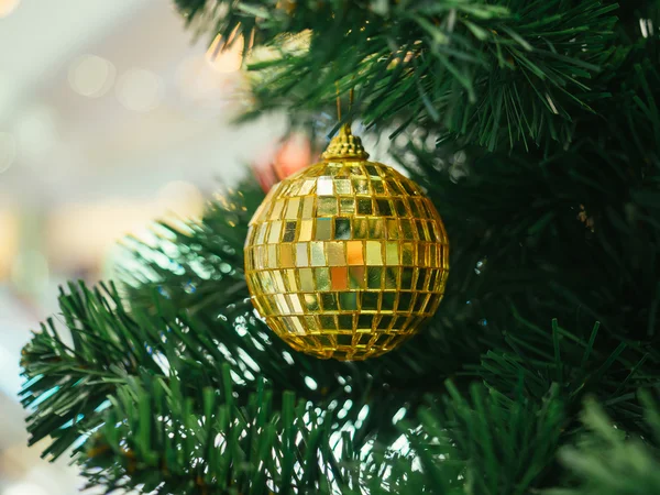 Χρυσή μπάλα Χριστουγέννων για το χριστουγεννιάτικο δέντρο, επιλεκτική εστίαση — Φωτογραφία Αρχείου