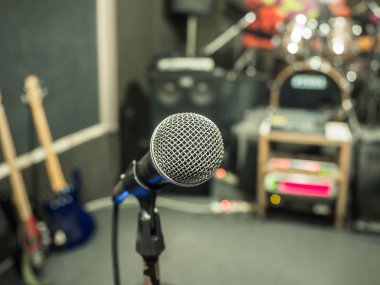 Seçici odak bulanık müzik stüdyo adam ile mikrofon