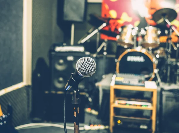 Seçici odak bulanık müzik stüdyo adam ile mikrofon