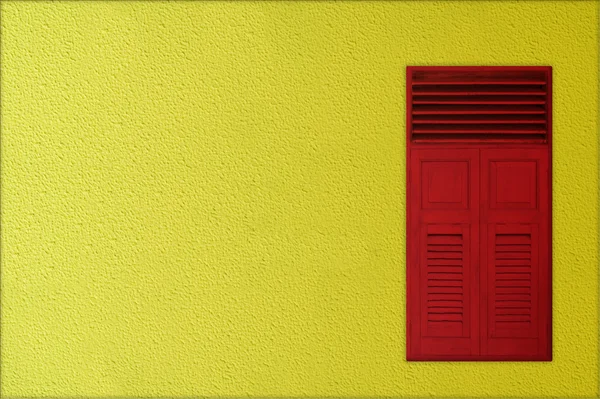 Ventanas clásicas de madera roja sobre fondo amarillo de cemento áspero — Foto de Stock