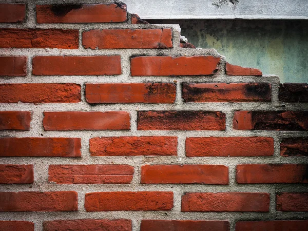 Uma parede de tijolo velho quebrado para o fundo — Fotografia de Stock