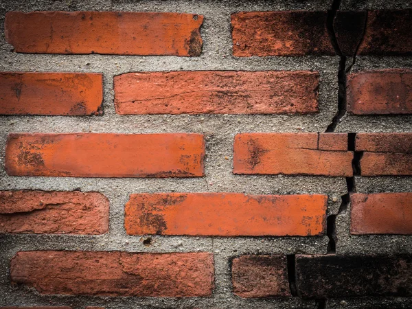 Uma parede de tijolo velho quebrado para o fundo — Fotografia de Stock