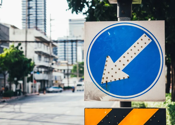 Placa de sinalização de tráfego de seta, foco seletivo — Fotografia de Stock