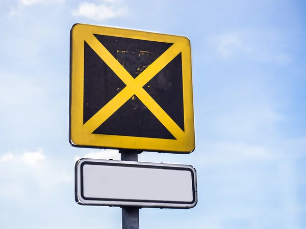 Ograniczony znak stop na błękitne niebo — Zdjęcie stockowe