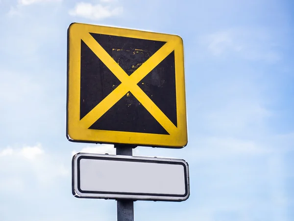 Beperkte stopbord op blauwe hemel — Stockfoto