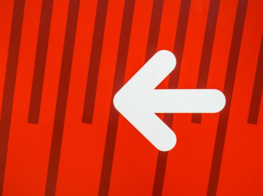 Kırmızı zemin üzerine beyaz ok işareti