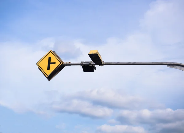 Placa de junção na barra com fundo azul céu — Fotografia de Stock