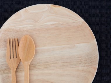 Tahta kaşık ve çatal ile boş bir ahşap levha 