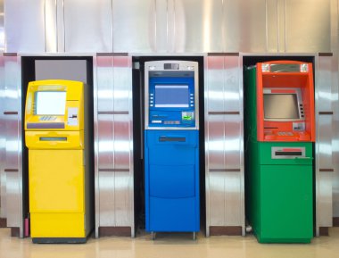Üç farklı atm makine againt alüminyum duvar