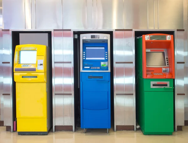 Üç farklı atm makine againt alüminyum duvar