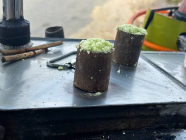 Geleneksel Endonezya Putu Pasta Pişirme Süreci