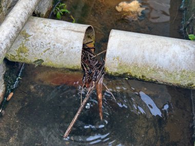 Kentsel sulama sistemindeki drenaj borusundan akan su