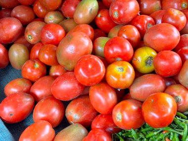 Geleneksel Pazarda Taze Domates Yığını