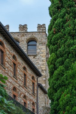 Kuzey İtalya 'daki Garda Gölü' nün güney kıyısındaki bir tatil köyünde eski bir ortaçağ kalesi..