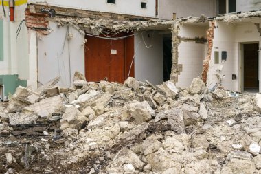 Kırık duvarları, yıkıntıları ve açıkta kalan yapısı, yenileme süreci, kentsel yeniden yapılanma, yeniden inşa konsepti olan bir binanın içindeki inşaat alanı.