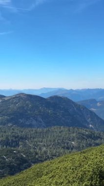 Avusturya 'daki Dachstein Dağı' nın geniş panoramik manzarası buzullara ve dağlık tepelere tepeden bakıyor. Manzaralı seyahat ve yaz yürüyüşü macerası