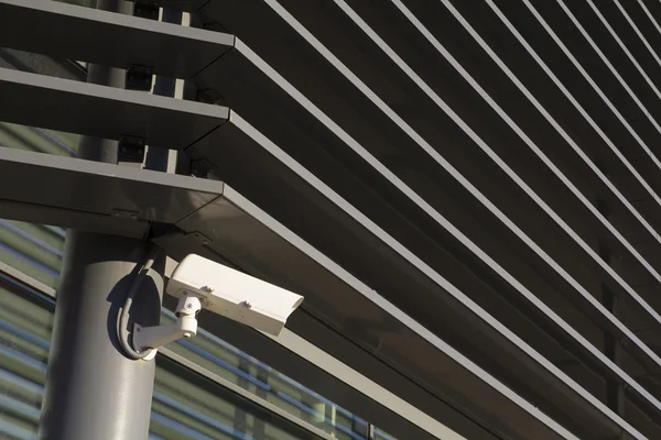 Caméra de sécurité dans un bâtiment moderne — Photo