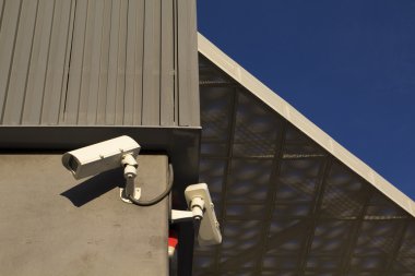 modern bir binada güvenlik kamerası