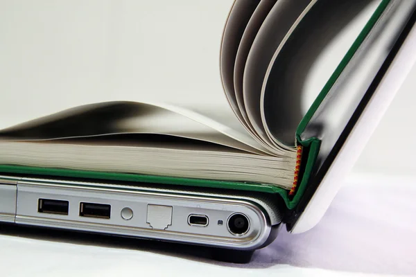 Livro aberto sobre um laptop — Fotografia de Stock