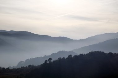 Bir kış sabahı sisli dağlar