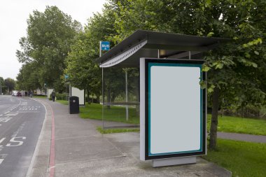 Bir otobüs sığınak içinde boş reklam