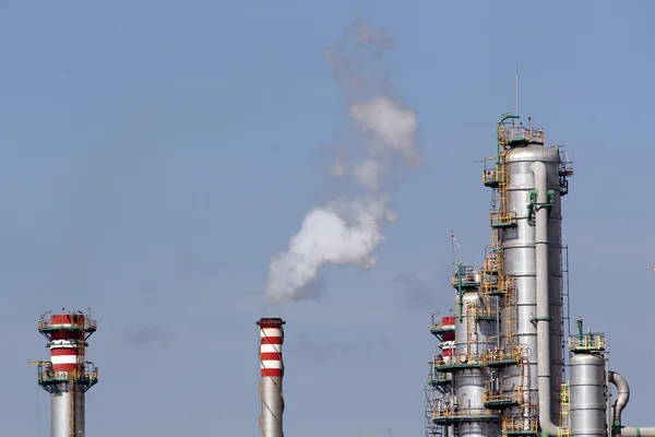 Industria química, chimeneas y pilas de humo —  Fotos de Stock