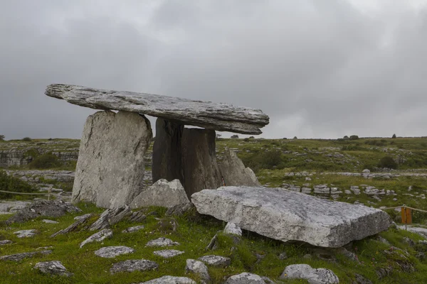 Poulnabrone Dolmen in Irlanda, rovina in pietra — Foto Stock