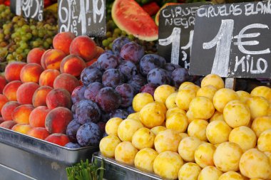 Yerel bir pazarda taze meyve