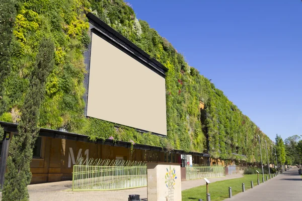 Κενό billboard σε ένα πράσινο κτίριο — Φωτογραφία Αρχείου