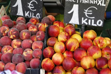 Yerel bir pazarda taze meyve