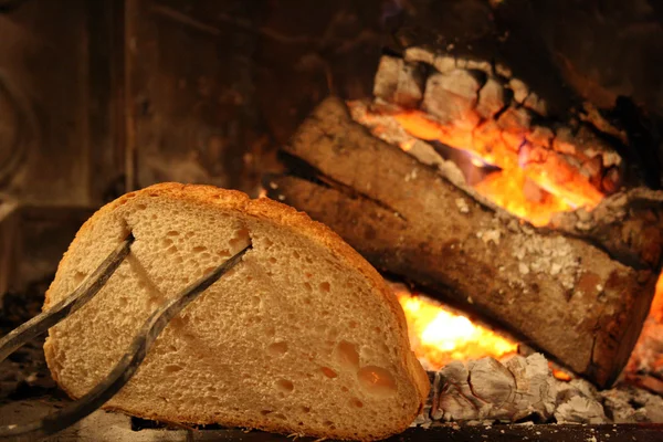 Rostningen bröd i elden — Stockfoto