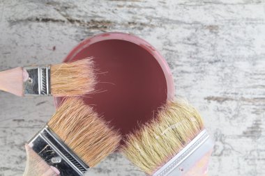 Boya fırçaları ve boya bir ahşap arka planda olabilir